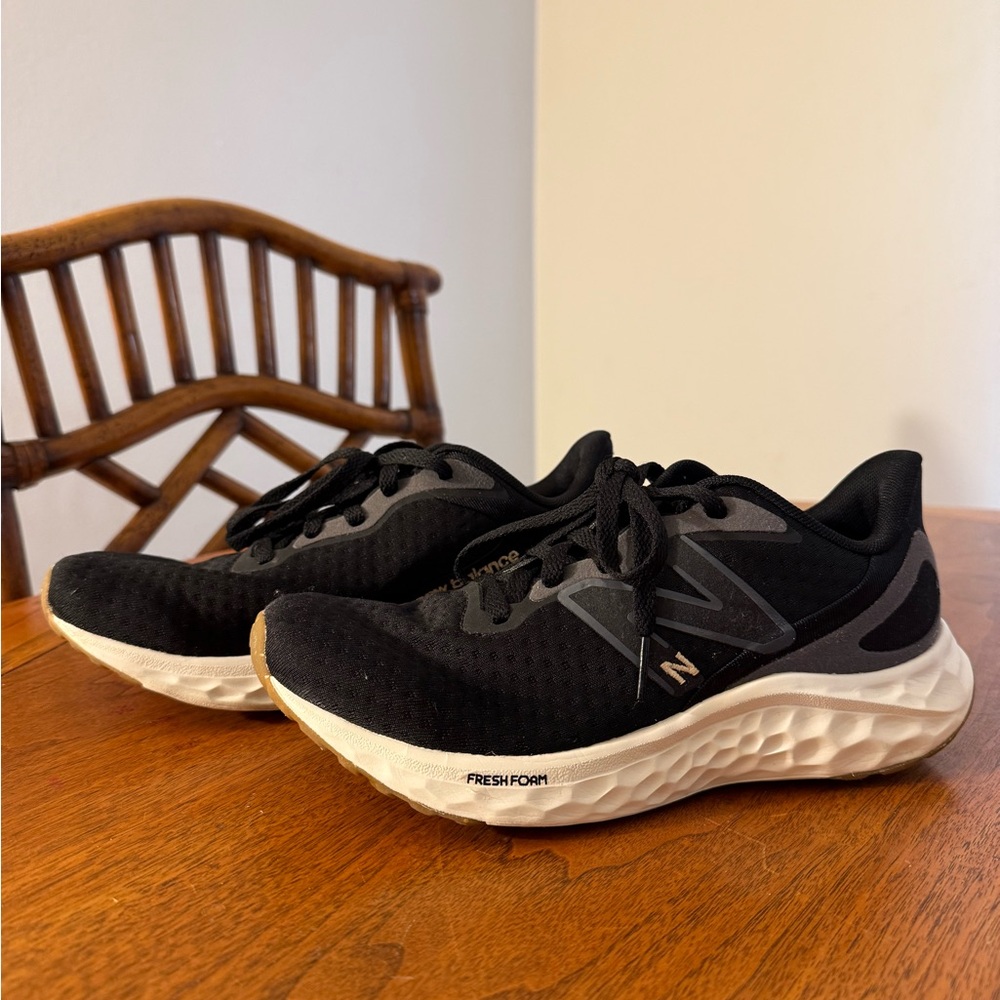 New Balance Women's Fresh Foam Arishi Running Sneakers Black/Gold - Picture 3 of 8